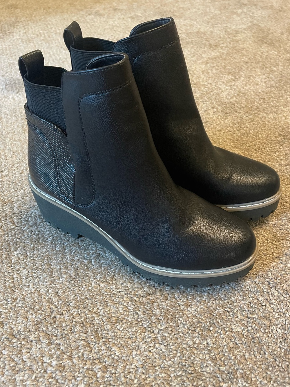 DV Rango  Black Leather Chelsea Wedge Boot for Women Size 6.5  NWOB